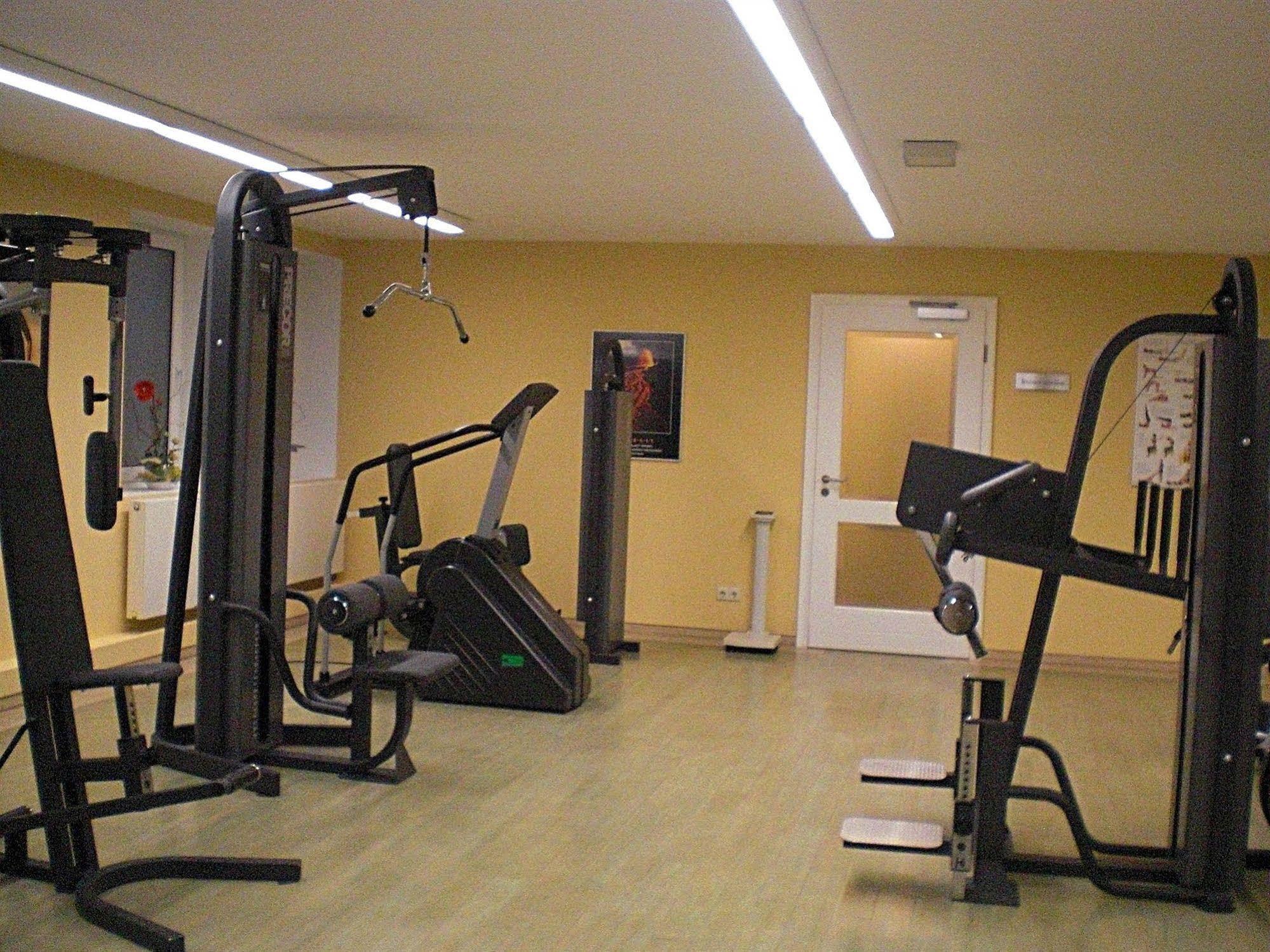 Grand Hotel Binz Kültér fotó A gym at a hotel