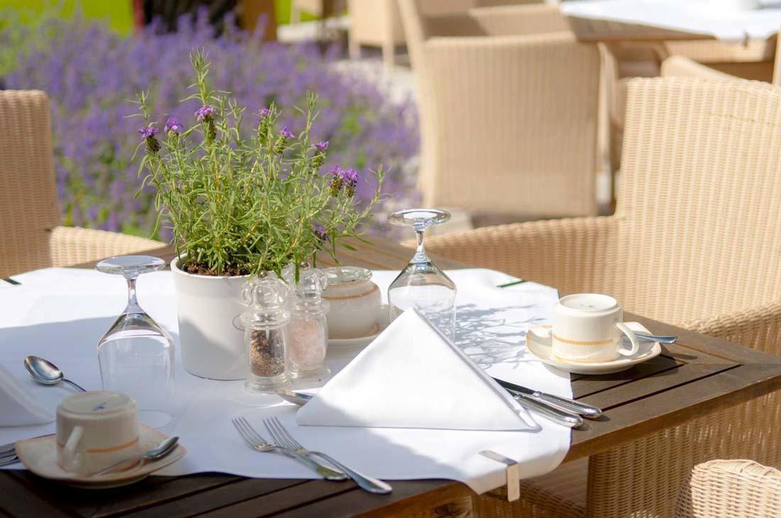 Grand Hotel Binz Kültér fotó A table set for fine dining