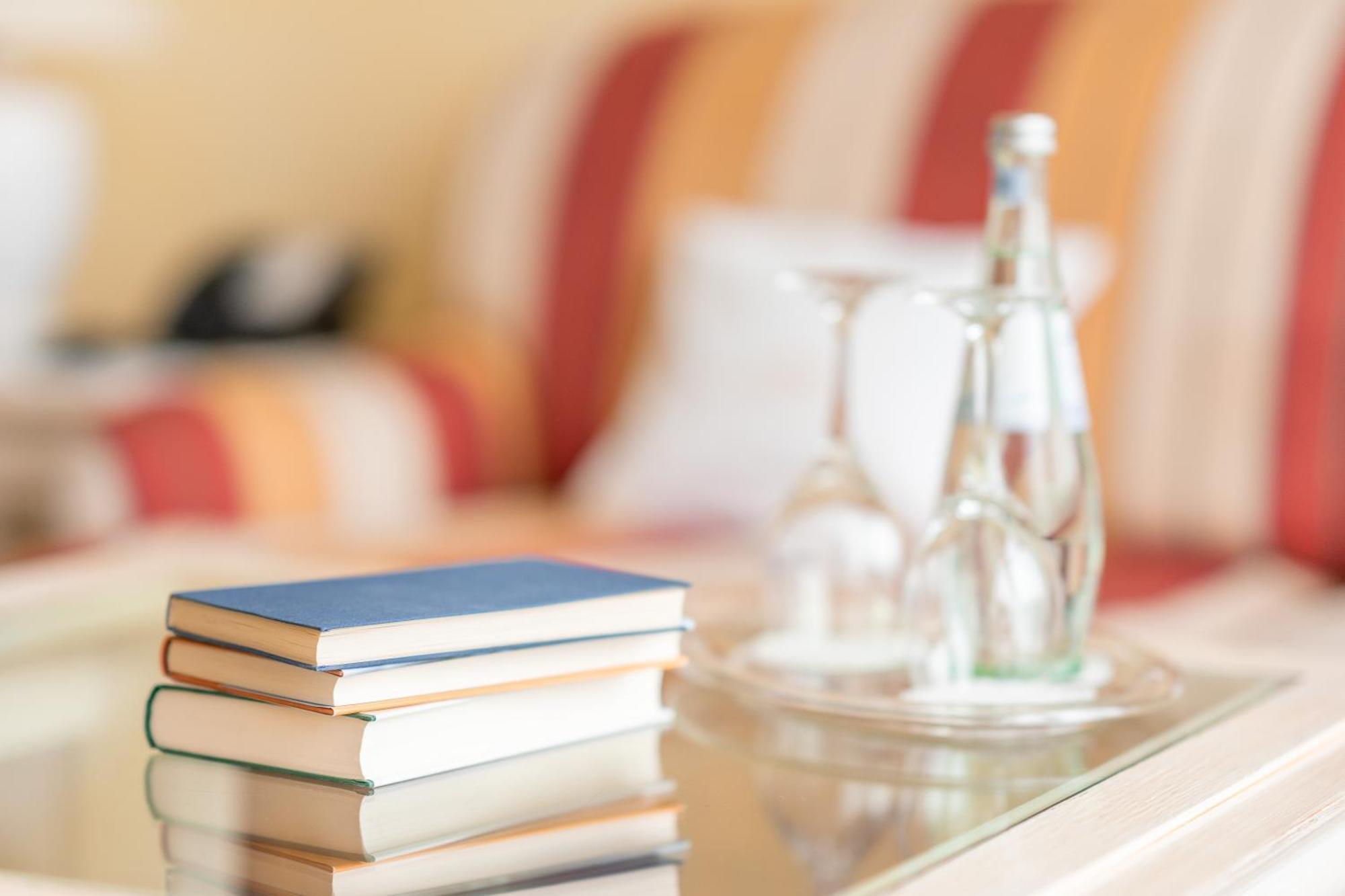 Grand Hotel Binz Kültér fotó A stack of books