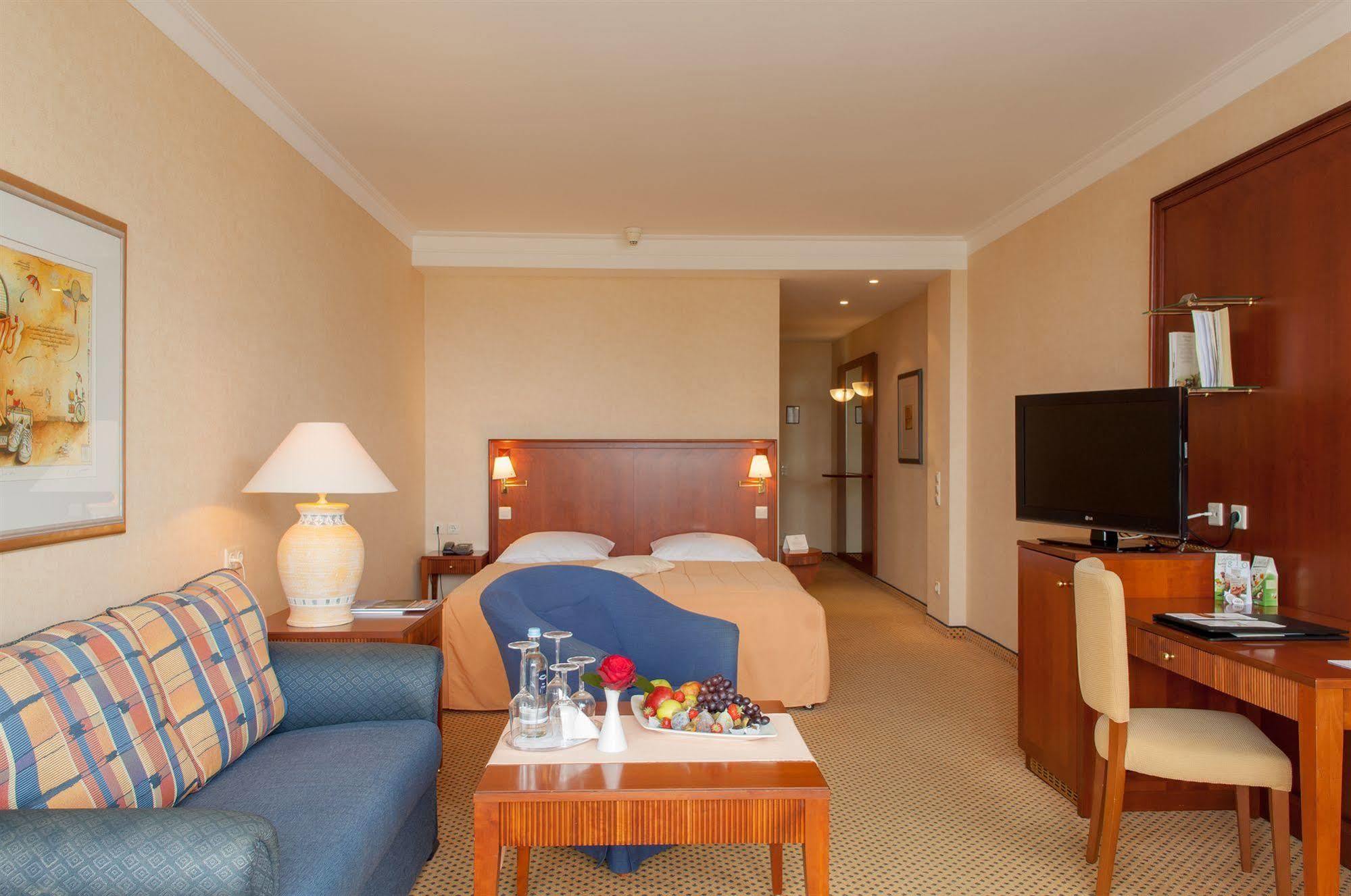 Grand Hotel Binz Kültér fotó A typical hotel room