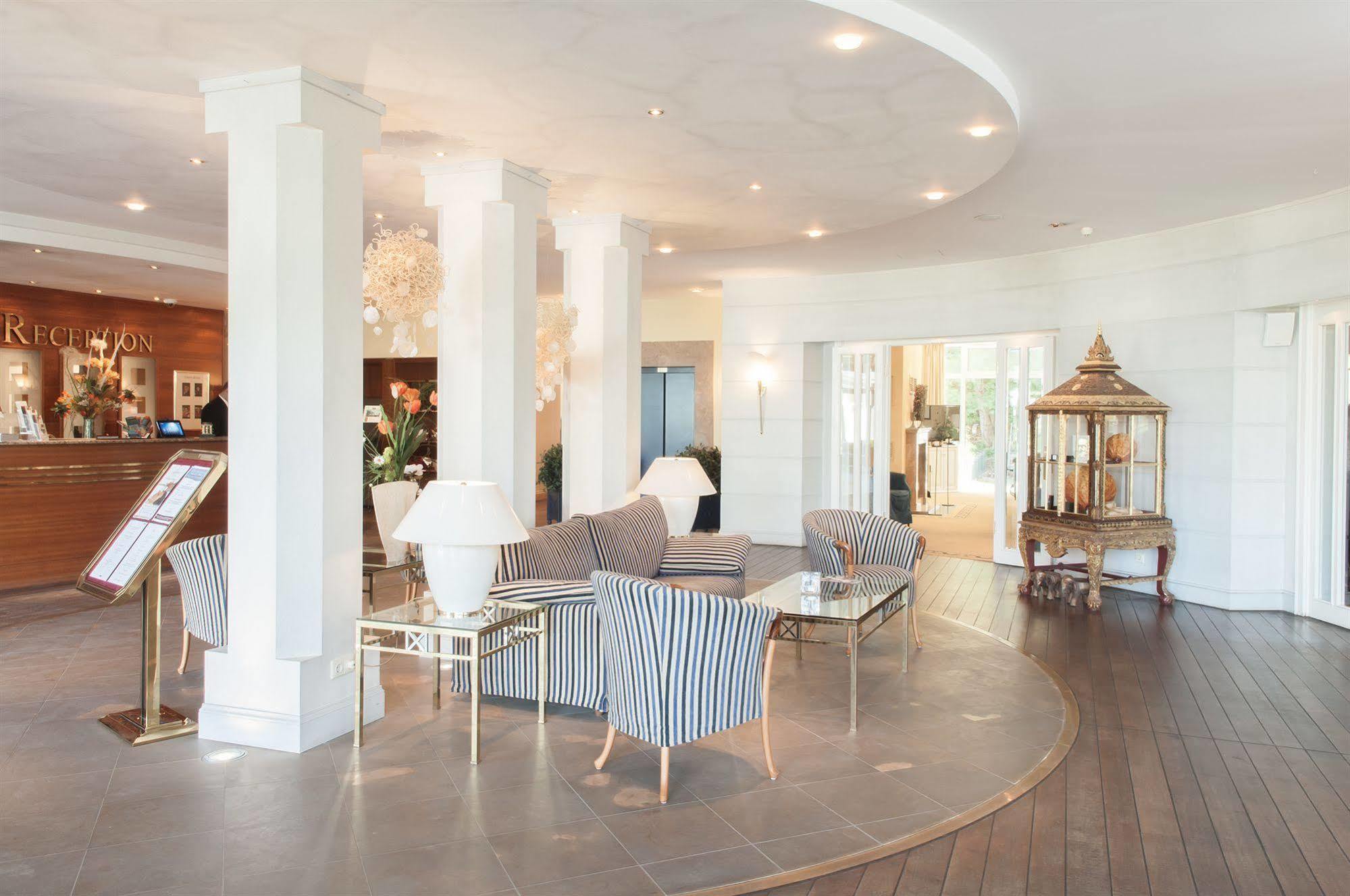 Grand Hotel Binz Kültér fotó The lobby of the hotel