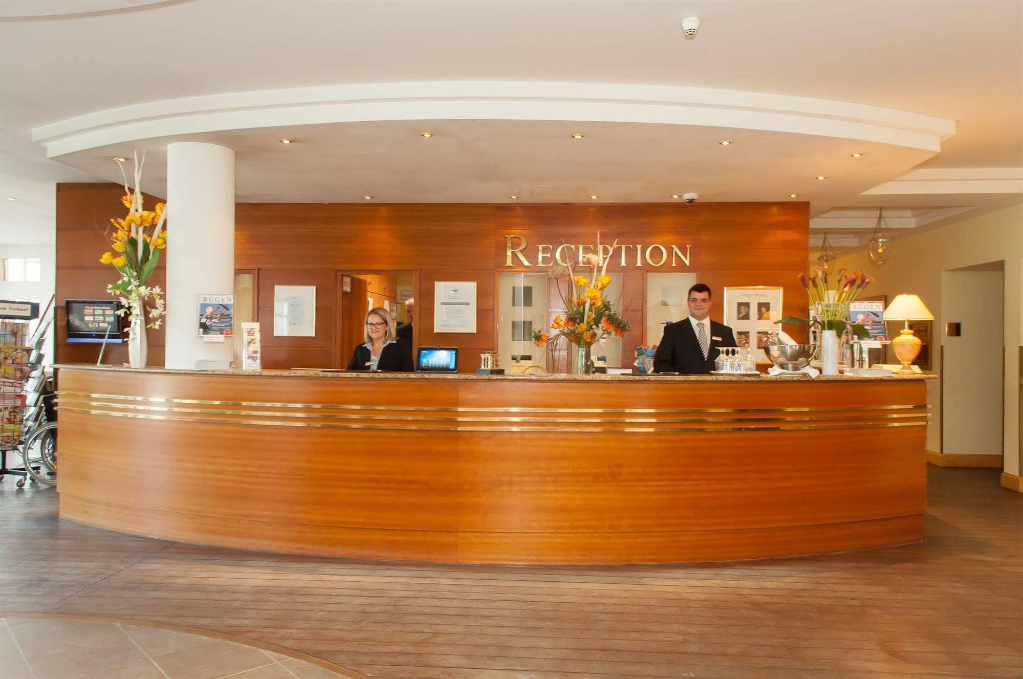 Grand Hotel Binz Kültér fotó Reception desk at a hotel